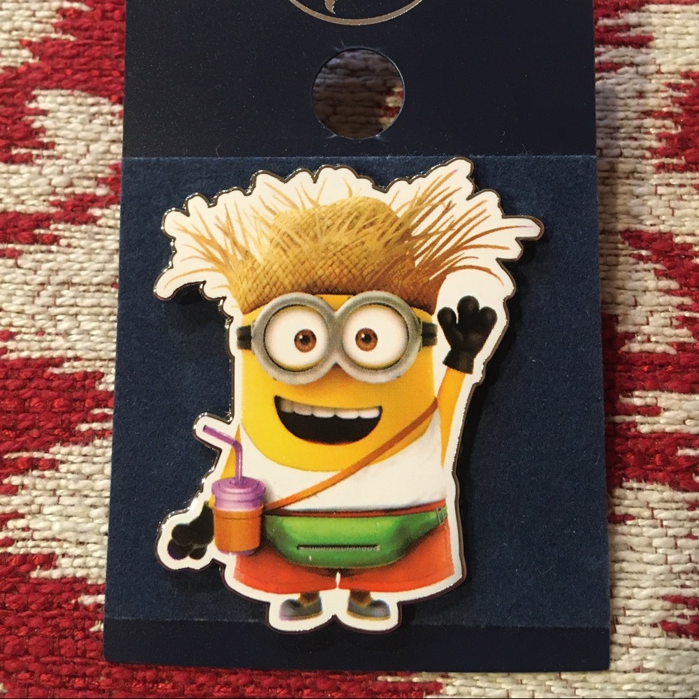 Despicable Me Tourist Minion Pin 🌴